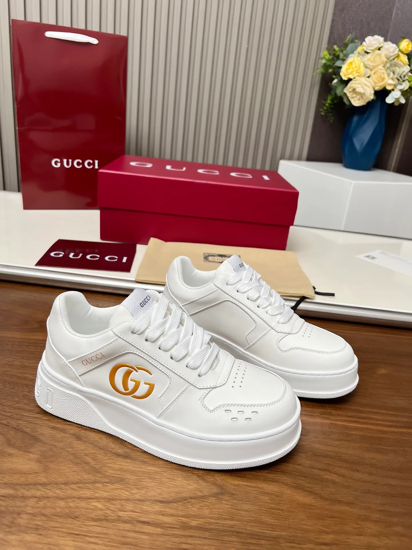 👟👟Ex-factory price 560👟👟Gucci casual sneakers, top version! Oil edge craftsmanship🌸🌸🌸1:1 reproduction. New model for early spring, creating a perfect style💣💣💣street style🔥🔥🔥Cool and stylish C-position fashionable outfit with retro and futuristic feel🌹🌹🌹Classic shoe shape, showing exquisite texture! Open mold to customize high-density outsole. Comes fully packaged. Size: Female 35-46. Fabric: Imported cowhide...men and women